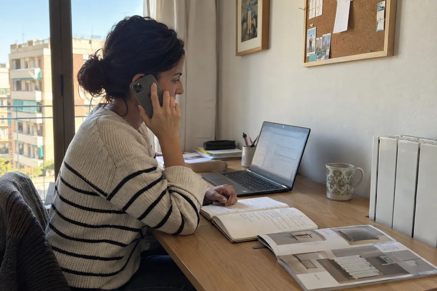 Atención telefónica junto a un cuaderno de consultas en una mesa de trabajo