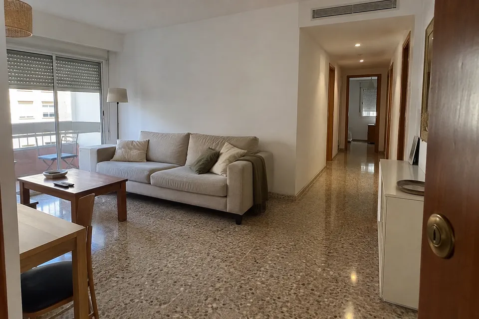 Salón comunicado con un pasillo y rejilla de climatización integrada en el techo