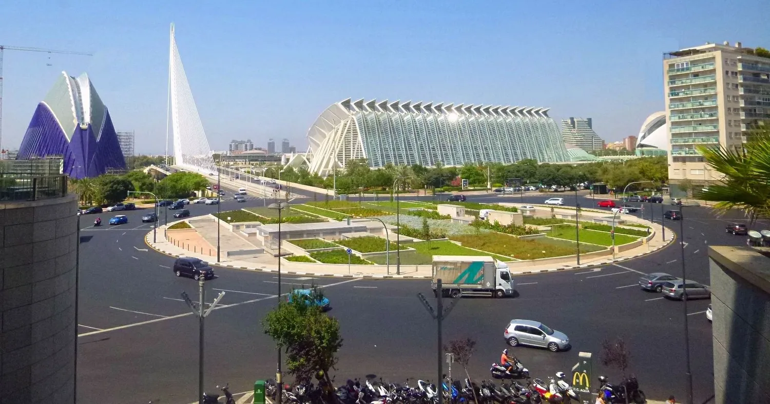 Museu de les Ciències y puente de l’Assut de l’Or en la Ciudad de las Artes y las Ciencias de Valencia
